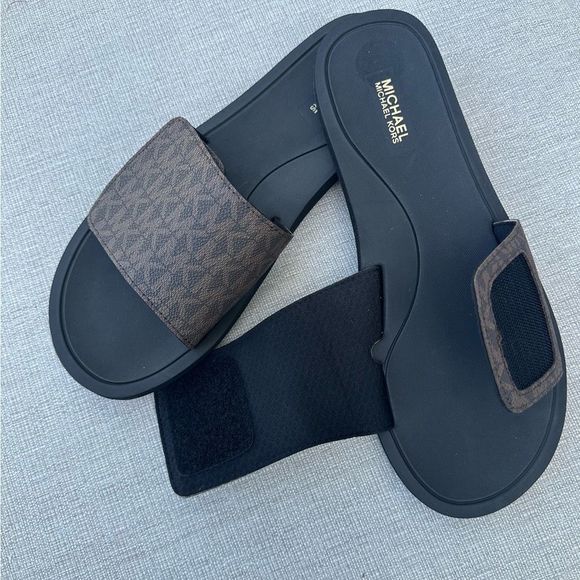 Michael Kors Eva signature slide sandal. - Picture 6 of 7